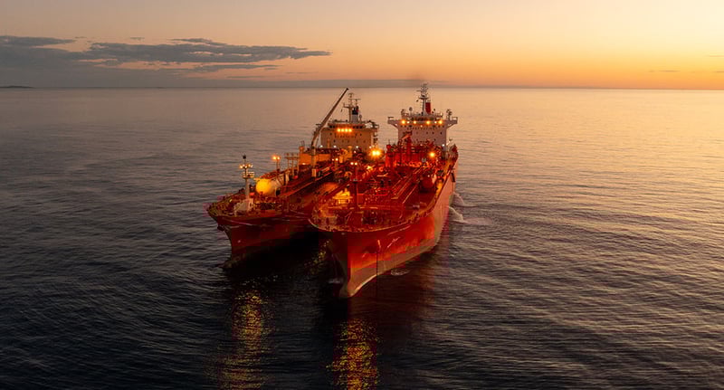 アンモニアを船から船へ移送するShip-To-Ship実証実験の様子