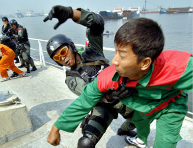 インドネシア海軍とシンガポール海軍による海賊対策の合同訓練の様子