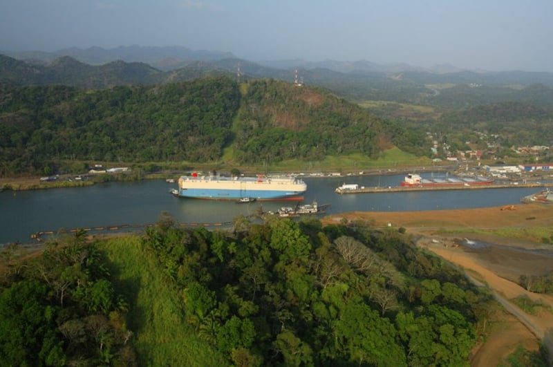 パナマ運河を航行中の自動車専用船