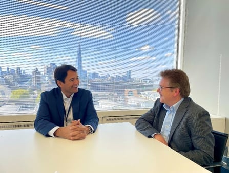 ロンドンオフィスにてSuryan Wirya-Simunovic氏(左)とLou Montilla氏(右)のインタビューの様子