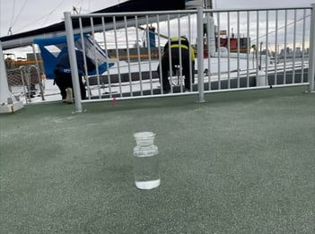 実証実験船で生成、陸揚げされた水素キャリアMCH