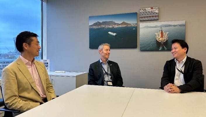 左から坂口氏、Bruce Moore氏、飯島氏(MOL (Europe Africa) Ltd.)