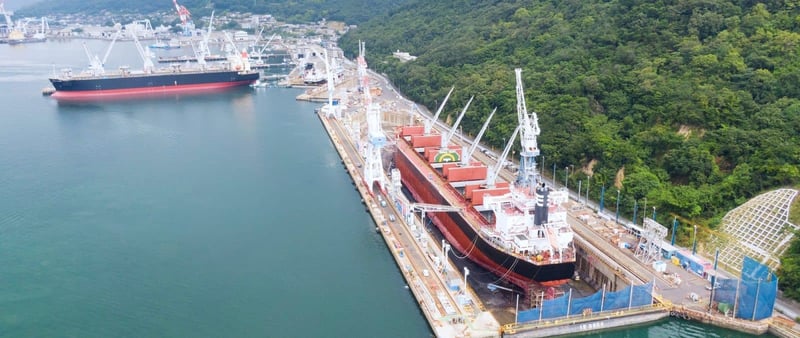 手前右がドライドック (1)