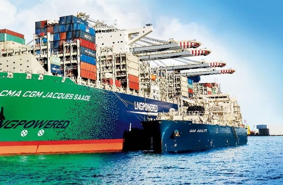 港湾内や沖合でのバンカリング作業が可能なLNGバンカリング船 (1)