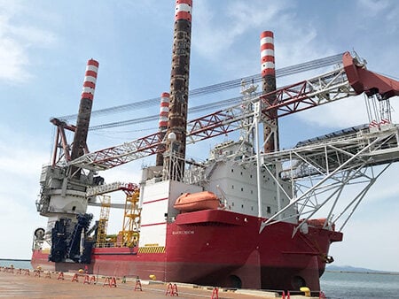 秋田港に入港したSEP船 Seajacks Zaratan