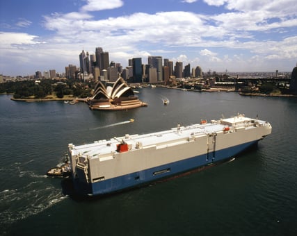 オーストラリアに寄港中のMOL自動車運搬船 PCC
