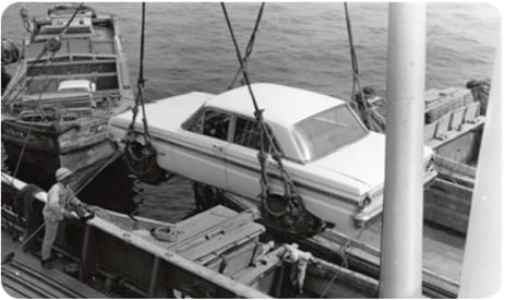 RORO方式が開発される以前の荷役の様子-1