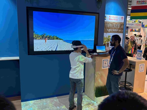 VRを体験するMOLアンバサダー