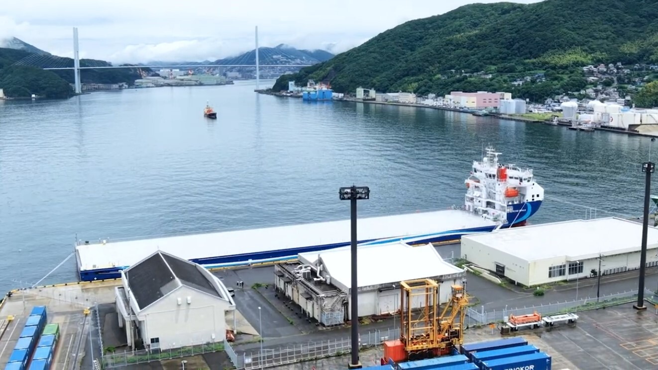 WIND WHALE 斜め上から 全身 スライド2