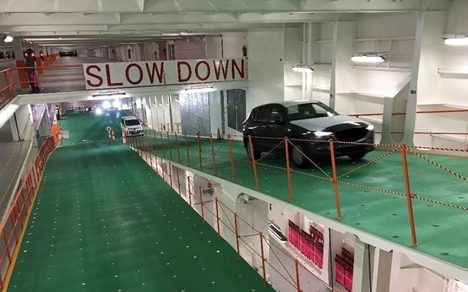 自動車専用船　インナーランプを走行する自動車