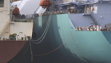 Picking up the mooring rope after Ship to Ship of FSRU and LNG carrier