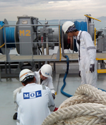 Mooring and hose connection between FSRU and LNG Carrier