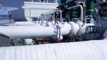LNGは約-162°C。LNG移送ホースには霜が降りる